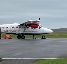 Twin Otter von Loganair auf der schottischen Insel Tiree, die zu den Inneren Hebriden gehört: Abgelegene Ziele sind wichtig für Loganair.