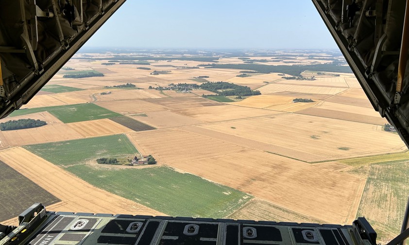 Blick aus der Heckrampe der Lockheed C-130 Hercules: Das Flugzeug ist ein Klassiker der Militäraviatik.