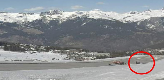 Webcam-Bild vom Altiport de Courchevel: PC-12 neben der Piste im Schnee.