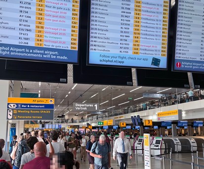Warteschlangen am Flughafen Amsterdam Schiphol: Diese Mal wegen einer eingestürzten Decke.