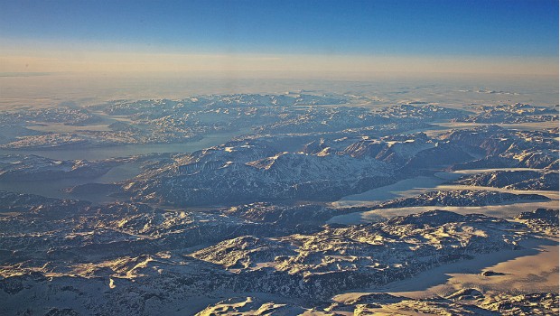 Platz 6: Grönland auf dem Weg nach Kanada. Pilot Peter Nye verrät, dass die Schneedecke, durch die die Bergspitzen schauen, über einen Kilometer dick ist. Wenn man Glück hat, sieht man, wie ein Eisberg ins Wasser bricht.