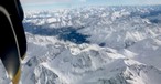 Blick aus einer Bombardier Dash 8 auf die Schweizer Alpen: Austrian Airlines fliegt noch einige Tage weiter.