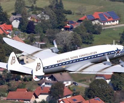 Super Constellation von Breitling über dem Schwarzwald.