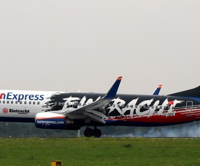 Das aktuelle Eintracht-Design von Sun Express auf der Boeing 737-800 mit dem Kennzeichen TC-SPC (vorher D-ASXX).