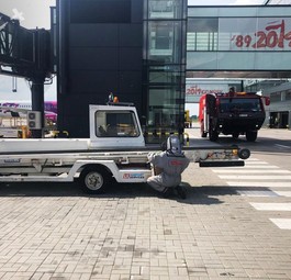 Ein Imker arbeitet am befallenen Schleppfahrzeug.