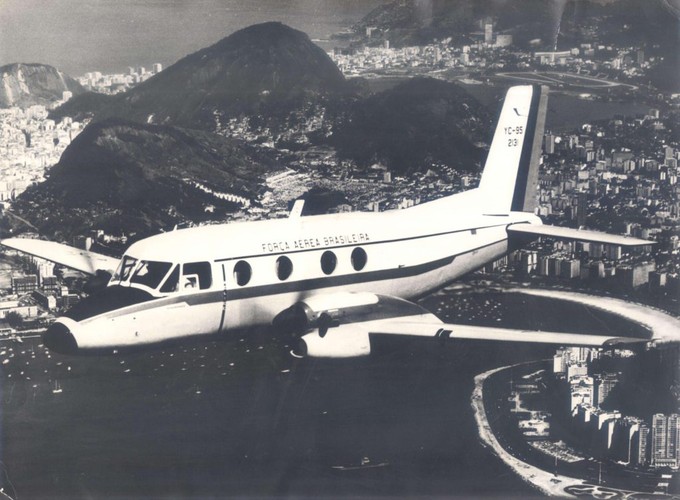 Die Embraer EMB 110 Bandeirante war ein Erfolg. Deshalb plante der Konzern, das Flugzeug zu modernisieren. EMB 110 P3 hieß das Projekt. Umgesetzt wurde es aus Geldmangel nie. Denn Embraer hatte bereits mit der Entwicklung der EMB 120 begonnen, die nie gebaut wurde. Für zwei Flieger reichte das Geld nicht.