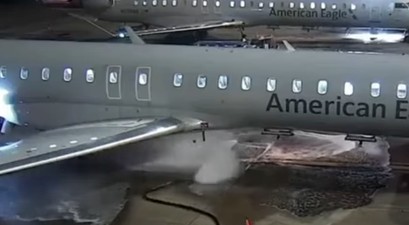 Flugzeug von American Eagle am Flughafen Dallas: Die Betankung ging schief.
