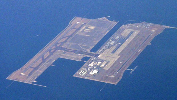 Diesen Flughafen kann man auch vom Weltraum aus sehen. In Japan gibt es nicht so viel Platz - für den Kansai International Airport wurde daher einfach eine Insel errichtet.
