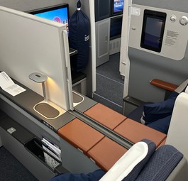 Acht Suites gibt es in der Business Class. Sie unterscheiden sich durch längere Betten, größere Bildschirme - und sie sind mit Türen verschließbar.