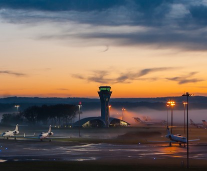 Das Vorfeld am Farnborough Airport in der Nähe von London.