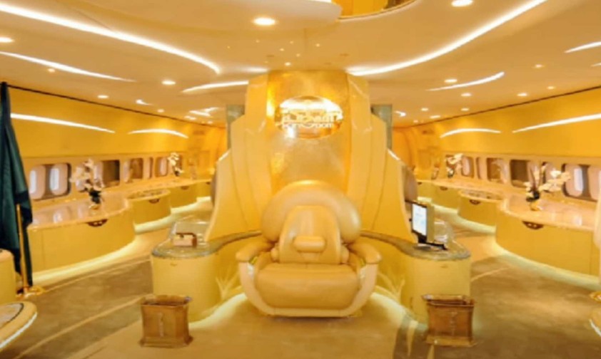 Das Herzstück der Boeing 747-400 ist ein goldener Thron: Die Maschine soll rund 450 Millionen Dollar gekostet haben.