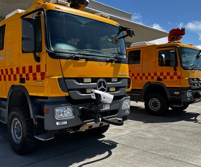 Zwei der drei Löschfahrzeuge am Flughafen St. Helena: Weil alle Fahrzeuge defekt sind, darf der Flughafen kein Flüge mehr abfertigen.