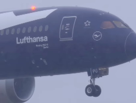 Boeing 787-9 von Lufthansa: das Flugzeug trägt die Jubiläums-Lackierung.