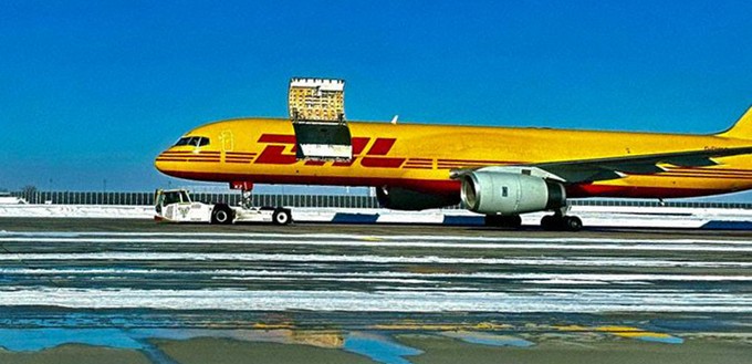 Die Boeing 757 von DHL: Landete mit geöffneter Frachtklappe.