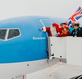 Natürlich mit Schnee: Der Weihnachtsmann tauft eine Boeing 737 Max von Tui.