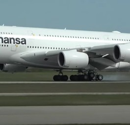 Das Video zeigt auch eine Antonov An-124 und den Airbus A380 zugleich im Bild.