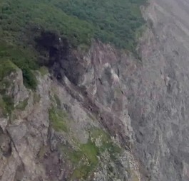 Antonov An-26 krachte in Klippen vor Flughafen