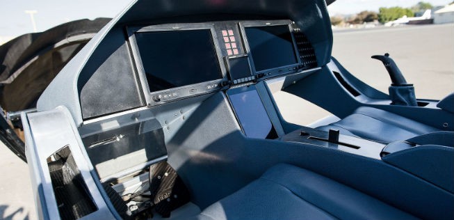 Inspiriert von Kampfflugzeugen hat der Flieger ein schlichtes Design mit handgenähten Ledersitzen der früheren Hermès-Schneiderei.