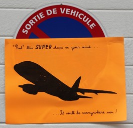 Guerillaaktion von Superjet International 2011 bei der Paris Air Show: Dennoch verkaufte sich der russische Flieger im Ausland kaum.