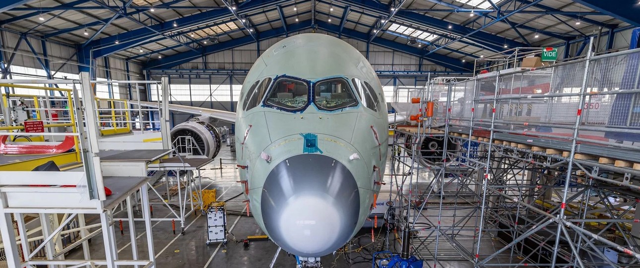 Airbus A350 F bei den Bodenschwingungstests: Der Flieger wird kräftig durchgeschüttelt.