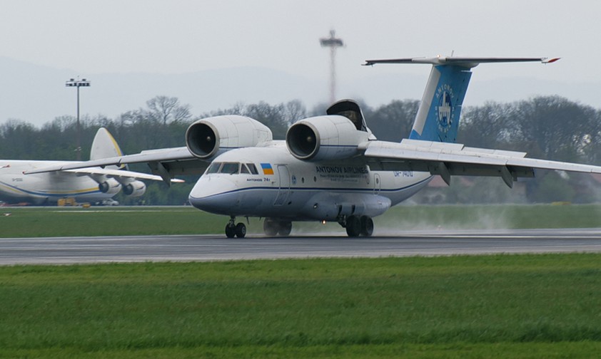 Antonov An-74, eine Variante der An-72:  Das Flugzeug ...