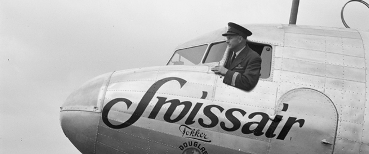 Der Chefpilot präsentiert 1938 stolz das Cockpit einer DC-3 auf dem Flugplatz Dübendorf