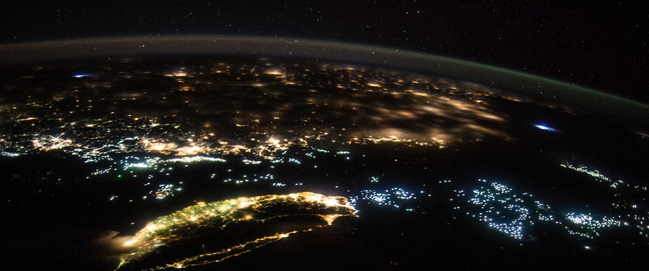 Inselrepublik Taiwan (vorne) und Festland-China in der Nacht: So nah beieinander und doch so zerstritten.