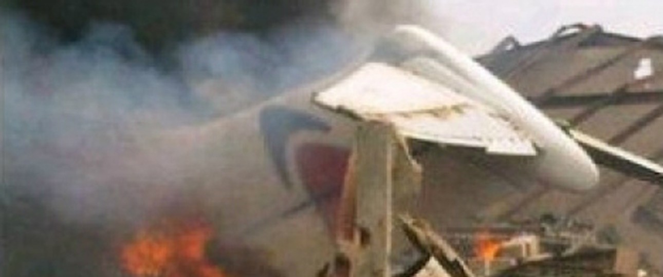 Bild der Unfallstelle: Flammen und Rauch steigen aus dem Wrack.