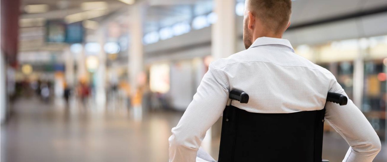 Ein Rollstuhlfahrender an einem Flughafen: Simulierende Reisende stellen Fluggsellschaften und Flughäfen vor Probleme.