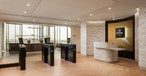 Vom Eingangsbereich aus ist die Welcome Bar der Lounge zu sehen.