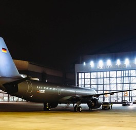 Der erste Airbus A321 Lr der Flugbereitschaft vor dem Hangar von Lufthansa Technik in Hamburg.