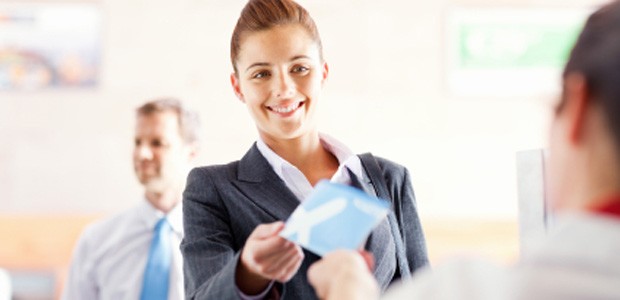 Passagierin am Check-In-Schalter: Ungeliebtes Manöver.