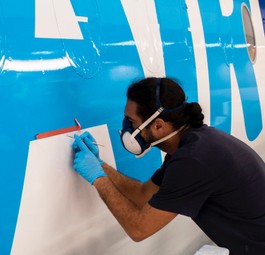 Arbeiter im Airbus-Werk: Air Caraibes hat sich A350-1000 beschafft.