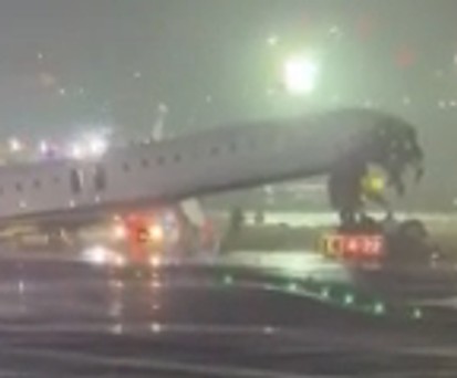 Verunglückte CRJ 900: Offenbar mit einem Fahrzeug kollisiert.