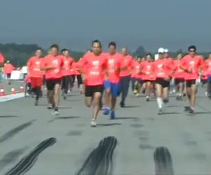 Läufer auf der Piste 13R-31L: Rennen für den guten Zweck.