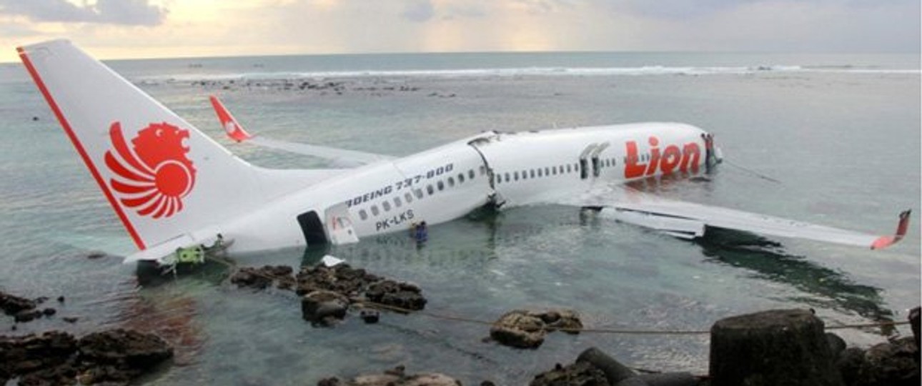 Unglücksmaschine vor Bali: Der Flieger war in zwei Teile gebrochen.