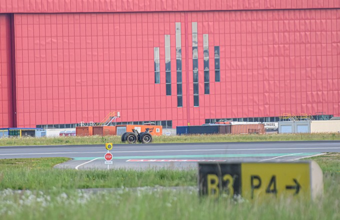 Das rechte innere Hauptfahrwerk blieb vor dem Cargolux-Hangar liegen