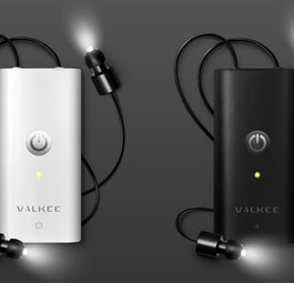 Sie sehen aus wie iPods, statt Musik kommt aber Licht aus den Ohstöpseln: Die Headsets von Valkee.