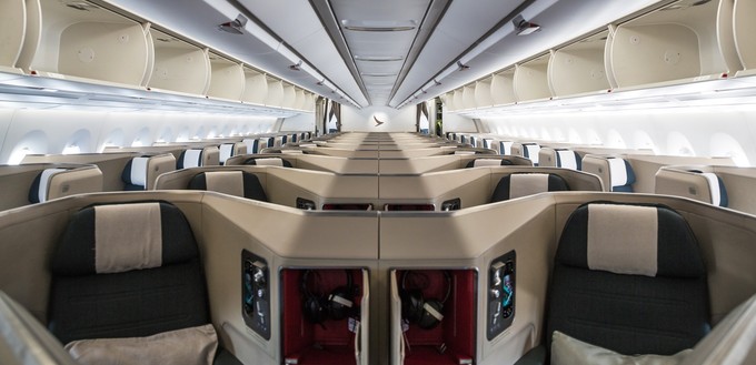 Die Business Class erstrahlt in einer angewinkelten 1-2-1-Konfiguration