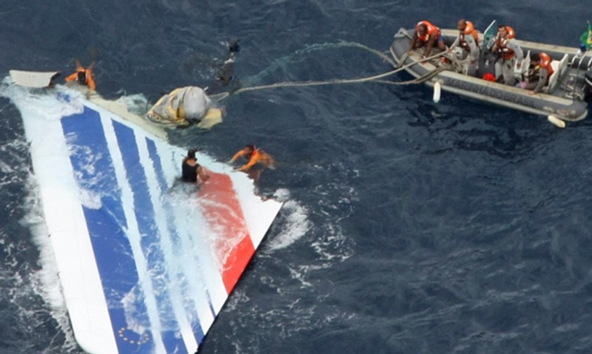 Rettungskräfte finden Anfang Juni 2009 die Heckflosse: Piloten sind aufgebracht.