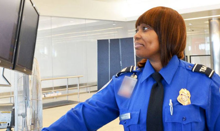TSA-Beamtin: Sie schaut Pulver ganz genau an.
