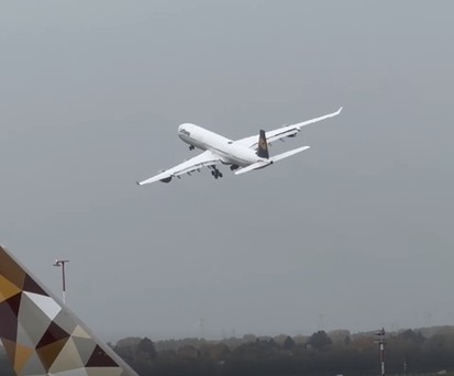 Lufthansas Airbus A340-600 mit dem Kennzeichen D-AIHX vor einer Etihad-Heckflosse: Abschied aus Düsseldorf.