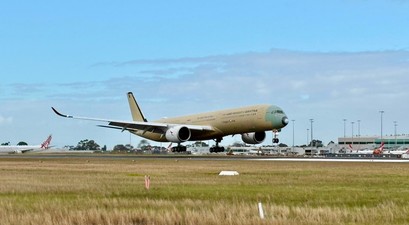 Der Airbus A350-1000 ULR mit der Kennung F-WULR ist um 10:43 Ortszeit zum ersten Mal auf australischem Boden gelandet.  