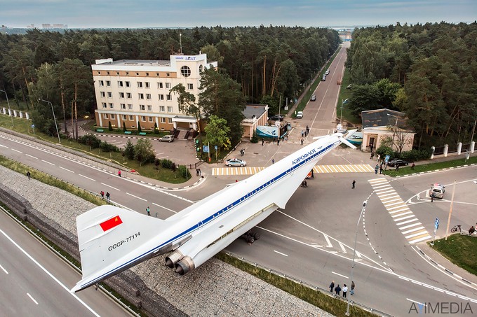 Zuerst musste die Konkordski zum Kreisel transportiert werden.