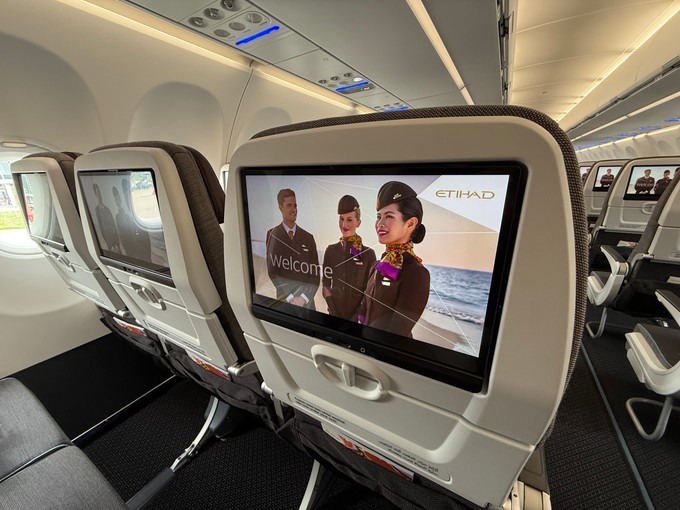 Die Passagiere genießen 13,3-Zoll-4K-Touchscreen-Displays, USB-Ladeanschlüsse und Bluetooth-Konnektivität. 