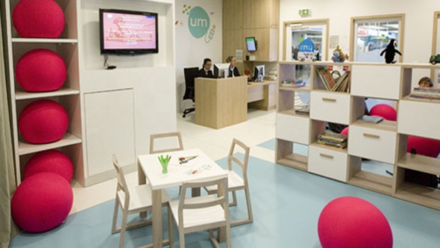In Paris Orly hat Air France sogar eine Lounge speziell für kleine Passagiere eingerichtet.