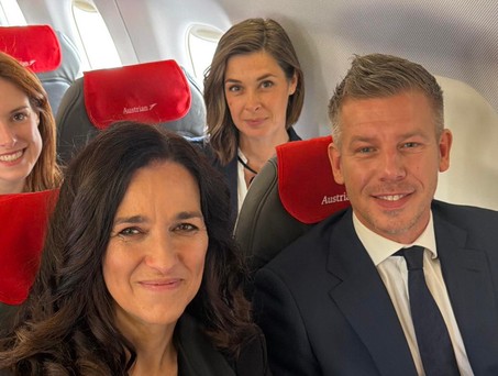 Péter Magyar im Flugzeug von Austrian Airlines: Anderer Stil als sein Vorgänger.