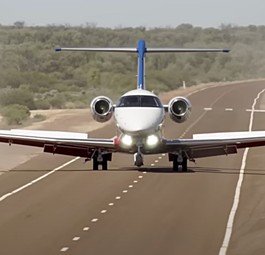 Hier landet ein Pilatus PC-24 auf der Straße