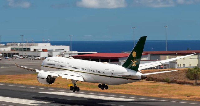 Die Landung der saudischen Boeing 787 in Funchal: Ungewöhnlicher Gast auf Madeira.