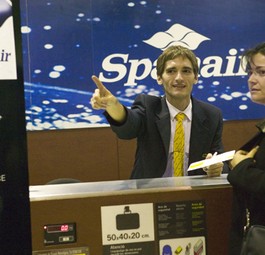 Spanair-Mitarbeiter an einem Schalter: Tausende gestrandete Passagiere.